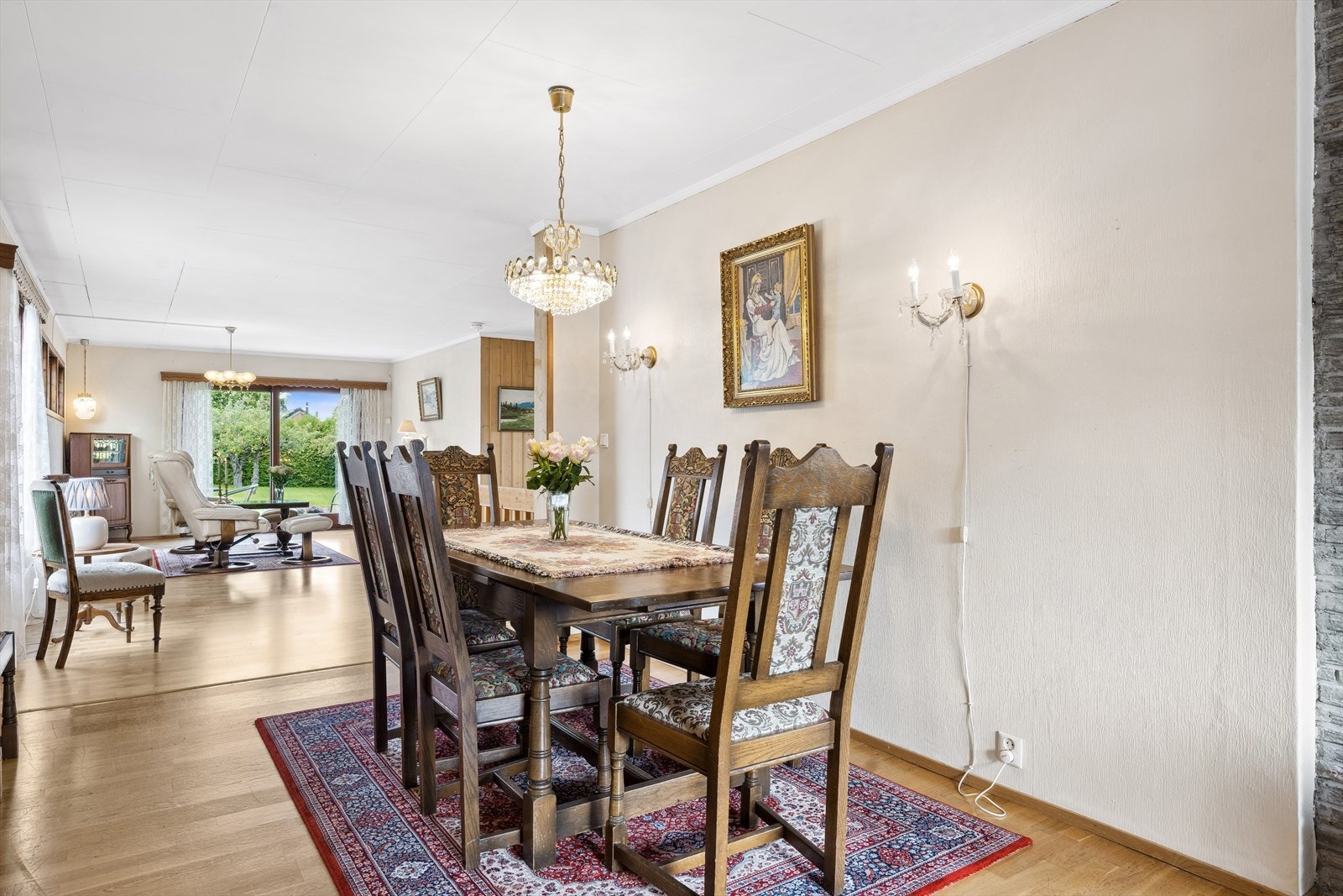 Her er det god plass til både sofagrupper og spisebord. Galleribilde
