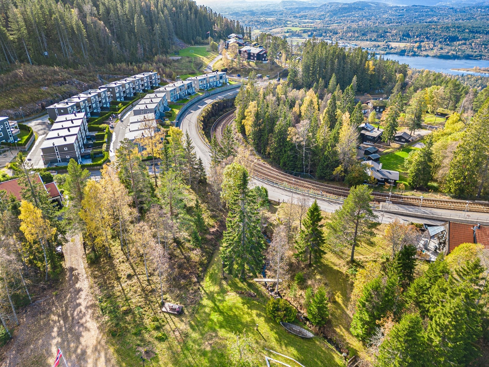 Eiendommen kan bygges ut. Lillevannsområdet ligger i markagrensen og er et populært utbyggingsområde p.g.a nærhet til t-bane og Nordmarka. Galleribilde
