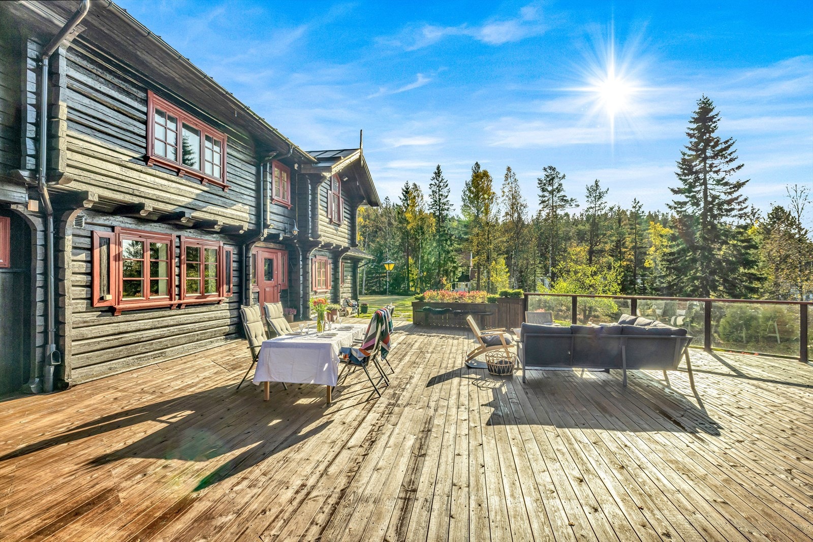 Hovedterrassen ligger i le for vær og vind. Galleribilde