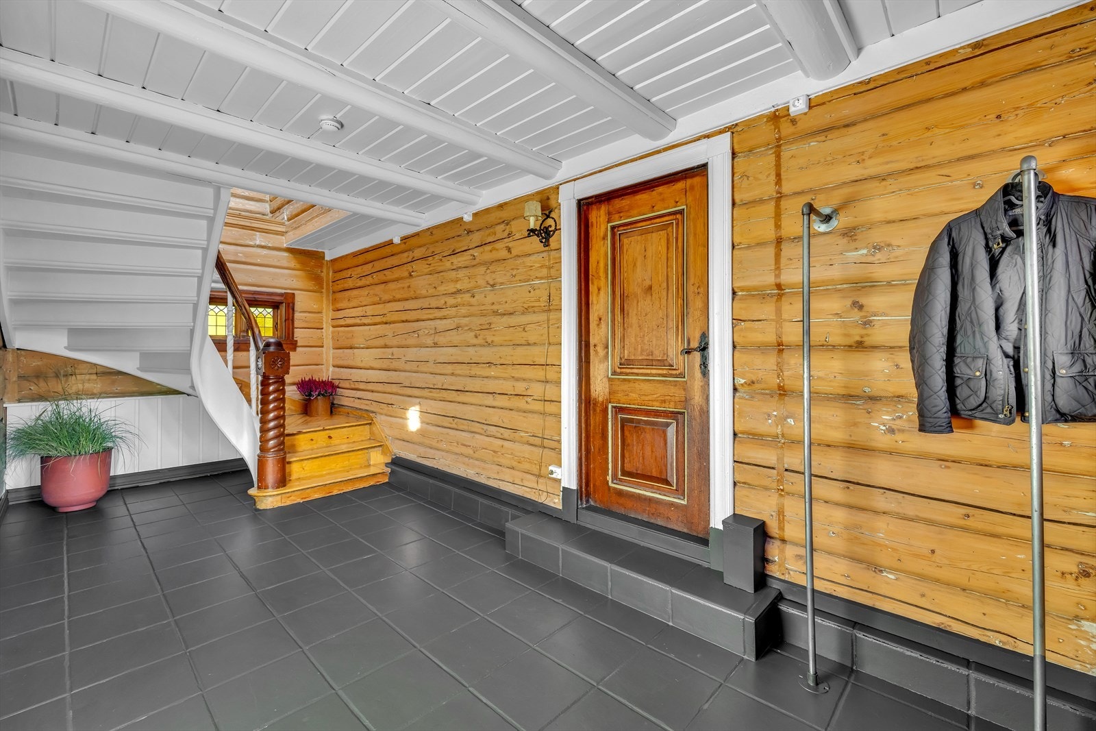 Stor hall/Inngangsparti. Døren går inn til stuen og 2 rom ved siden av stuen. Galleribilde