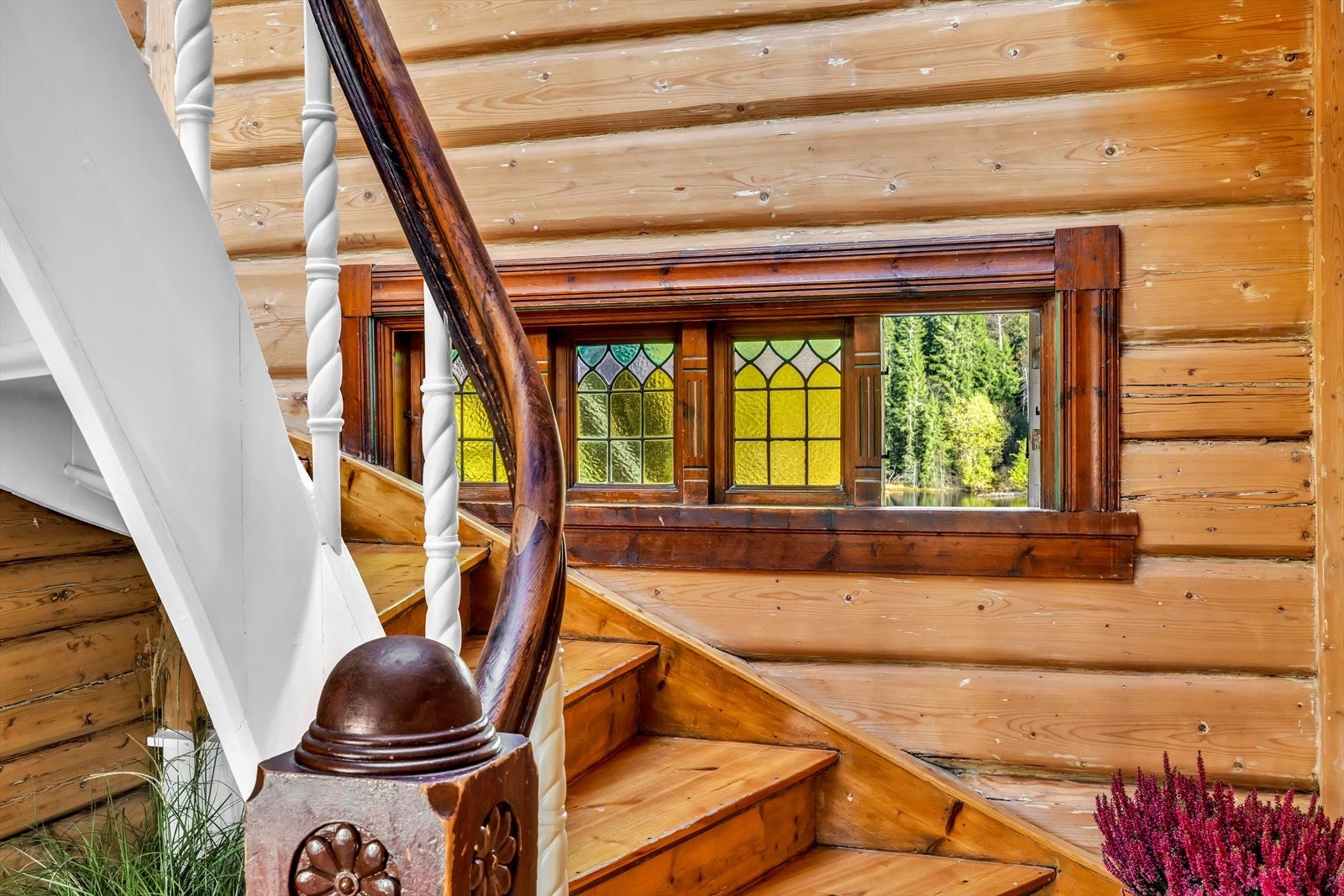 Da er vi tilbake i 1. etasje og trappen opp til 2. etasje. Galleribilde