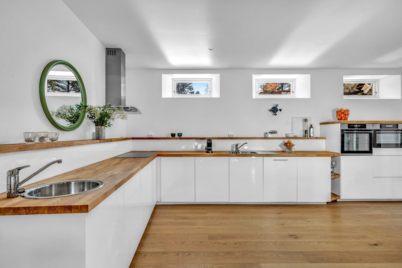 Kjøkkenet har: Induksjonstopp, stekeovn, stekeovn/mikrobølgeovn, oppvaskmaskin, kjøleskap og fryseskap integrert i innredningen. Galleribilde