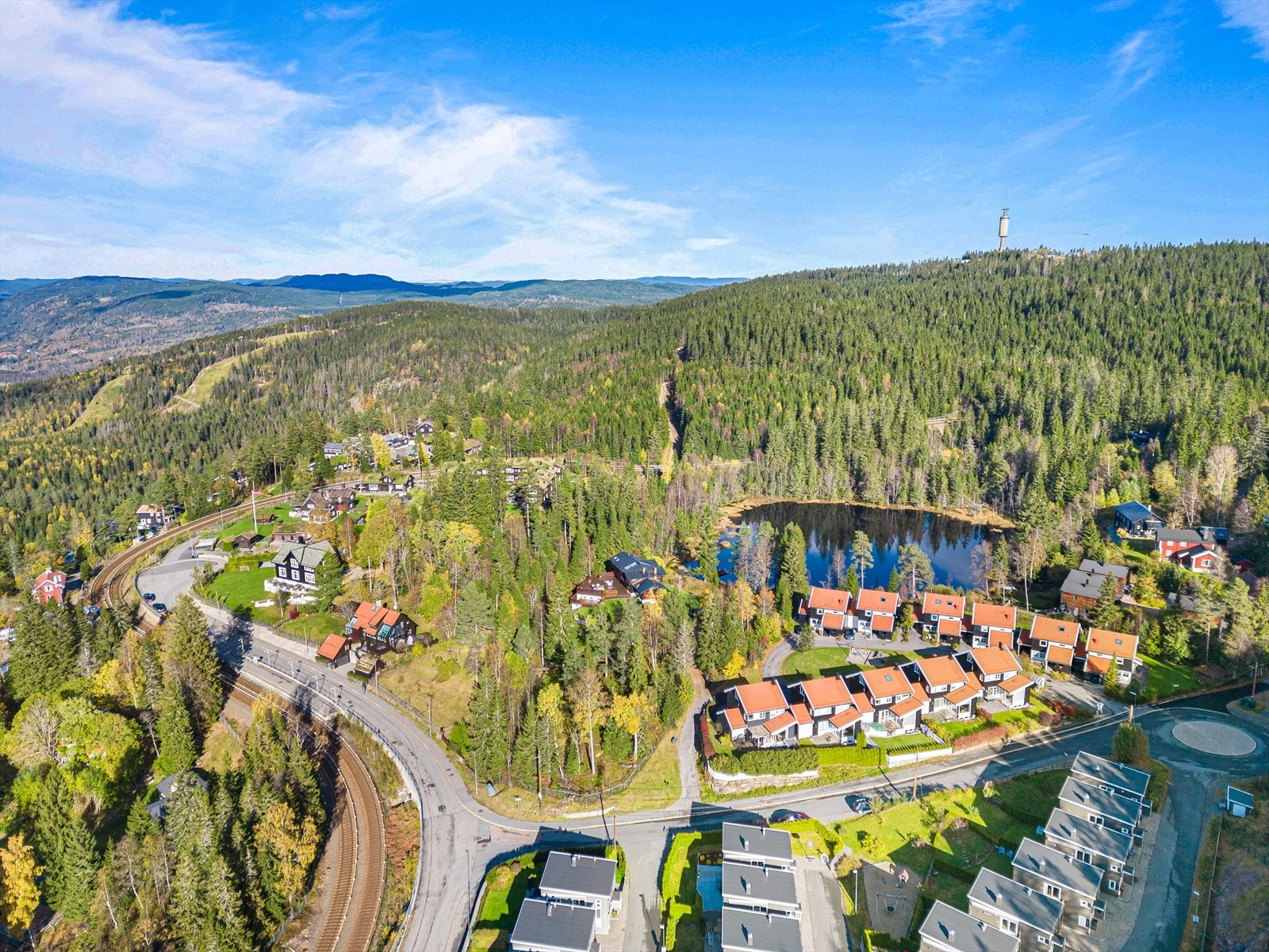 Herlig å kunne bo så naturskjønt og samtidig ha Lillevann t-bane stasjon 2 minutter unna. Galleribilde