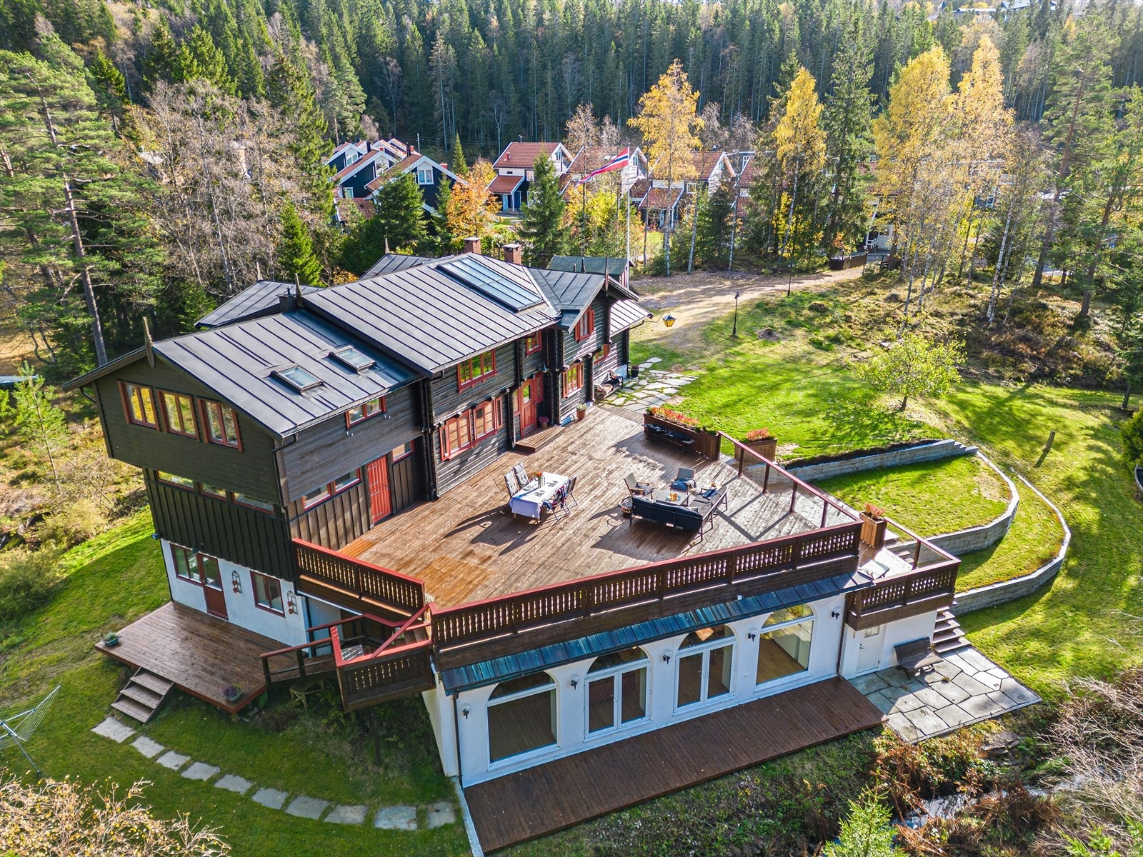 Tilbygget fra 1918 (ferdigattest foreligger fra 2023) ligger under hovedterrassen og ble renovert og innredet i 2015 som gildestue med kjøkken. Galleribilde