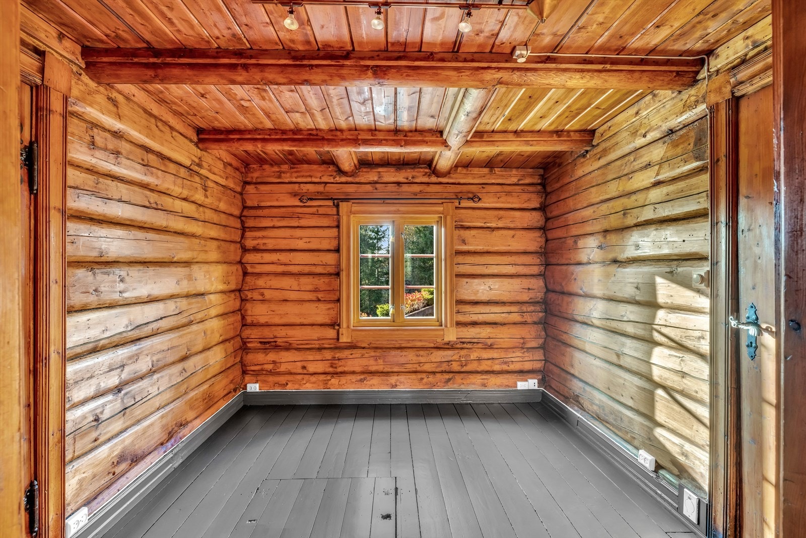 Rommet på den andre siden av stuen i 1. etasje kan brukes som stue/hjemmekontor. Galleribilde