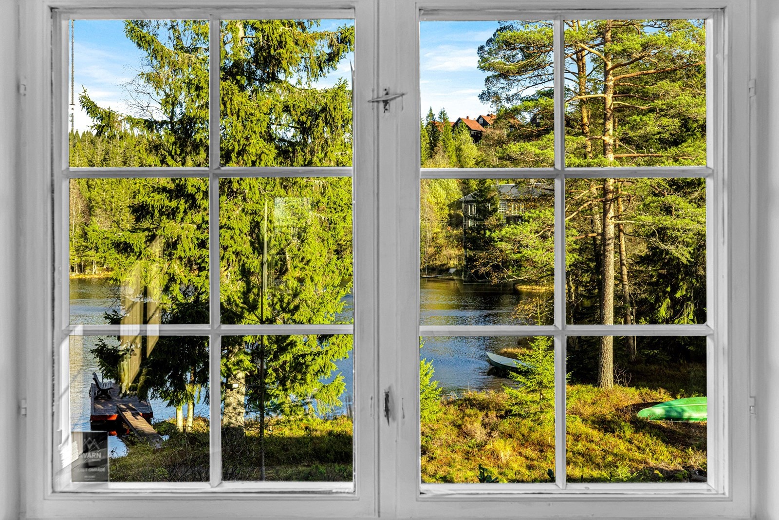 Upåklagelig utsikt fra kjøkkenet i 1. etasje mot Lillevann. Galleribilde