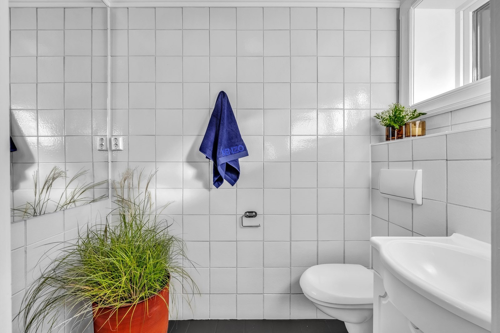 Praktisk med gjestetoalett rett innenfor sideinngangen til huset i 1. etasje. Galleribilde