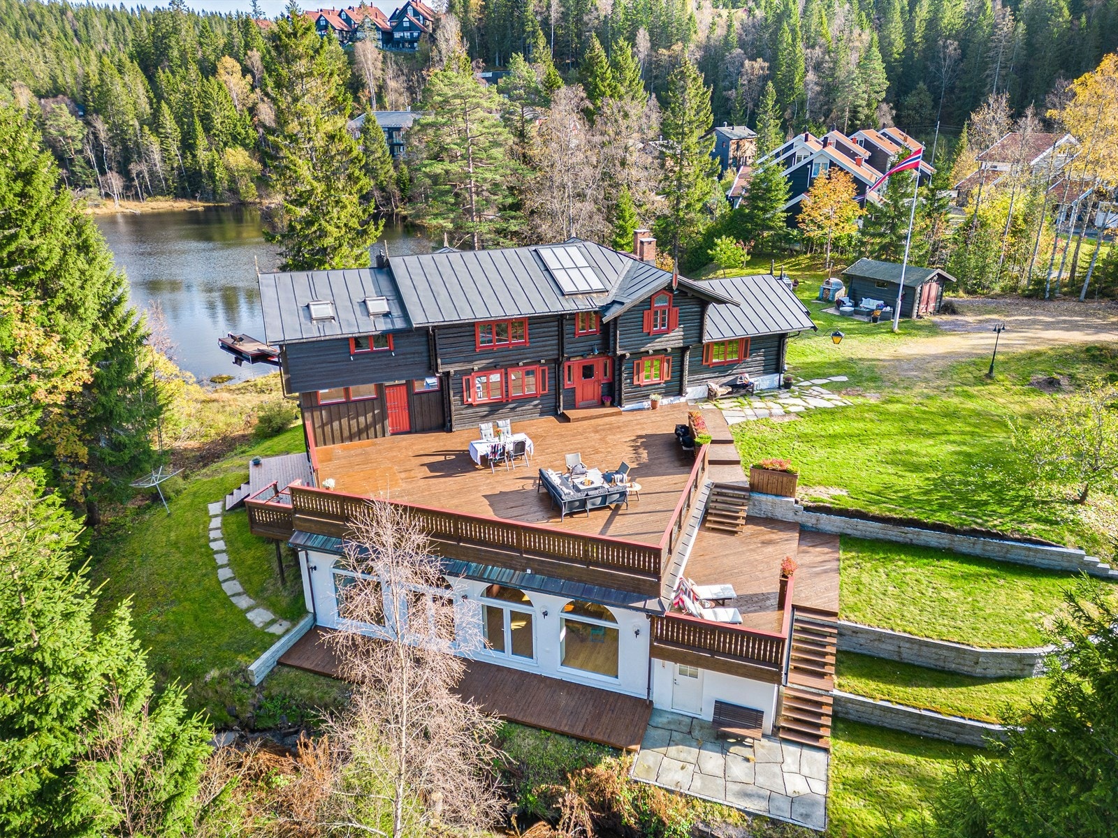 Eiendommen kan passe for flere formål p.g.a sin store bygningsmasse og store tomt. Galleribilde