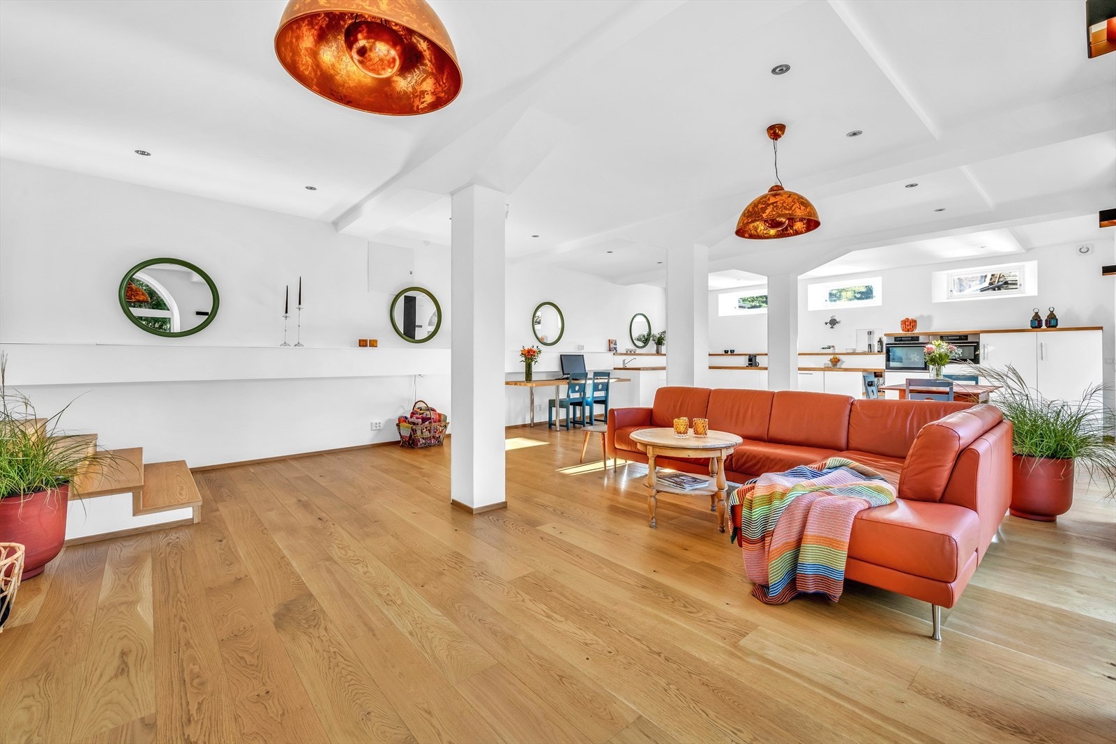 Tilbygget fra 1918 ble renovert i 2015 med kjøkken og stue i åpen løsning. Varmefolie er lagt under det vakre enstavs eikeparkett gulvet. Galleribilde