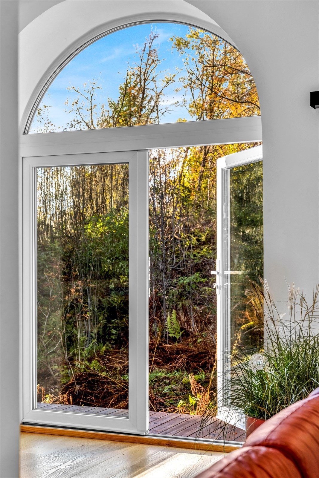 Det er utgang til hage fra Gildestuen i underetasjen. Galleribilde