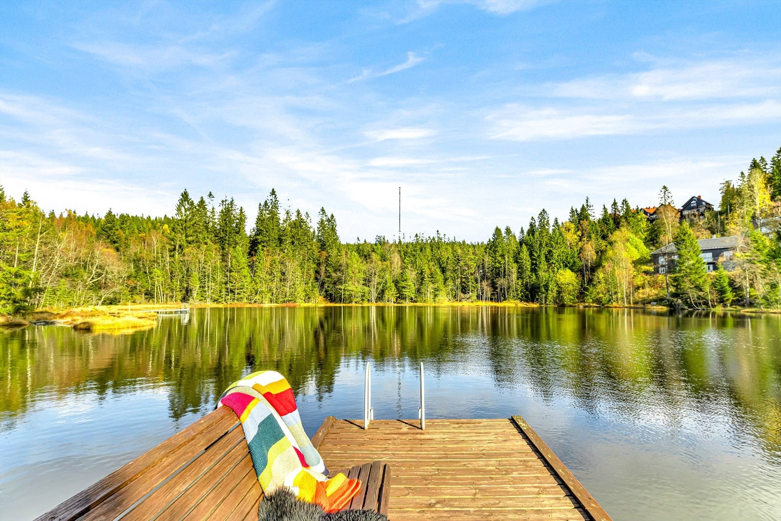Bademulighet. Når isen har lagt seg går man på skøyter. Om vinteren er det skiløype over vannet til lysløypa som starter fra Lillevann. Galleribilde