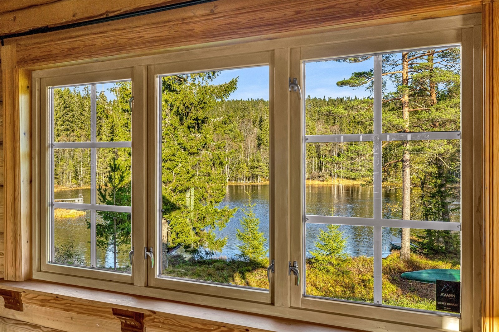 Nydelig utsikt mot Lillevann fra stuen i 1. etasje. Galleribilde