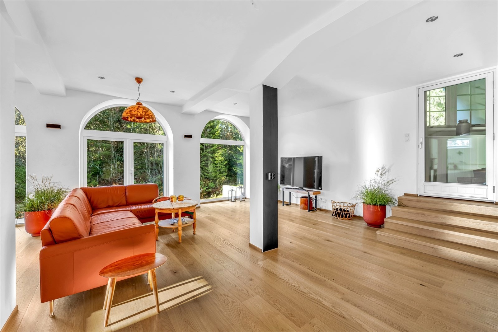 Gildestuen med trapp opp til gangen i underetasjen. Galleribilde