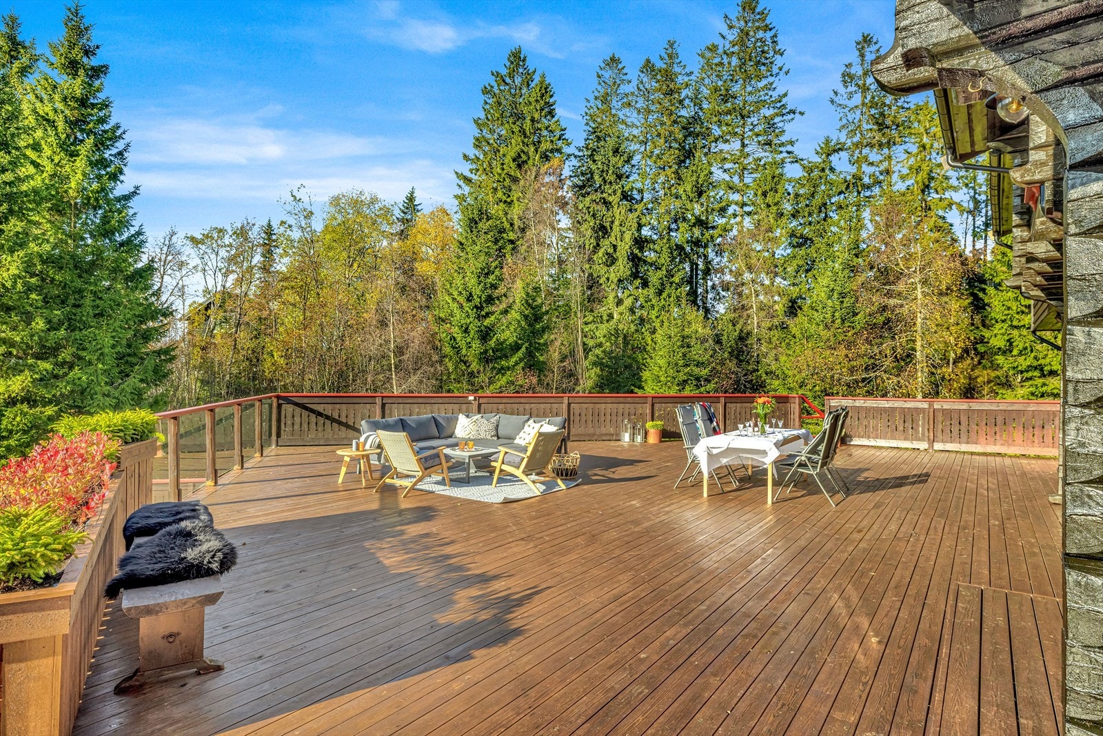 Den store terrassen ligger usjenert og solrikt til. Galleribilde