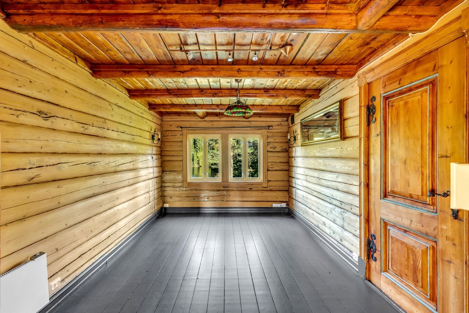 Rommet ved siden av stuen i 1. etasje kan brukes som soverom/gjesterom/ekstra stue. Galleribilde