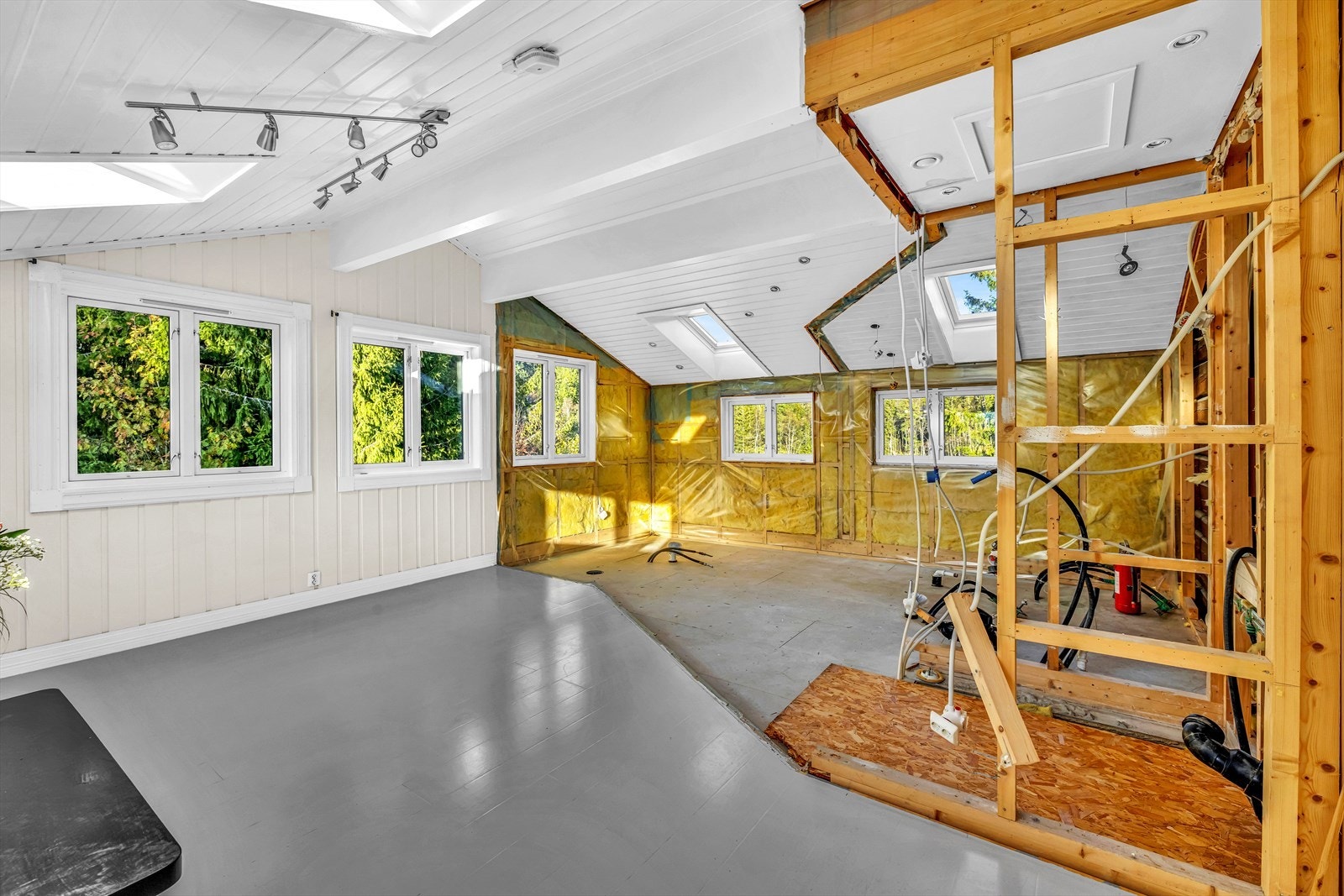 Tilbygg fra 1997. Den ene delen av rommet er klargjort for å etablere nye baderom. Innerst på høyre side er det døråpning mot soveromnr. 4 med balkong, mens den andre åpningen vender mot soverom nr. 3. Galleribilde