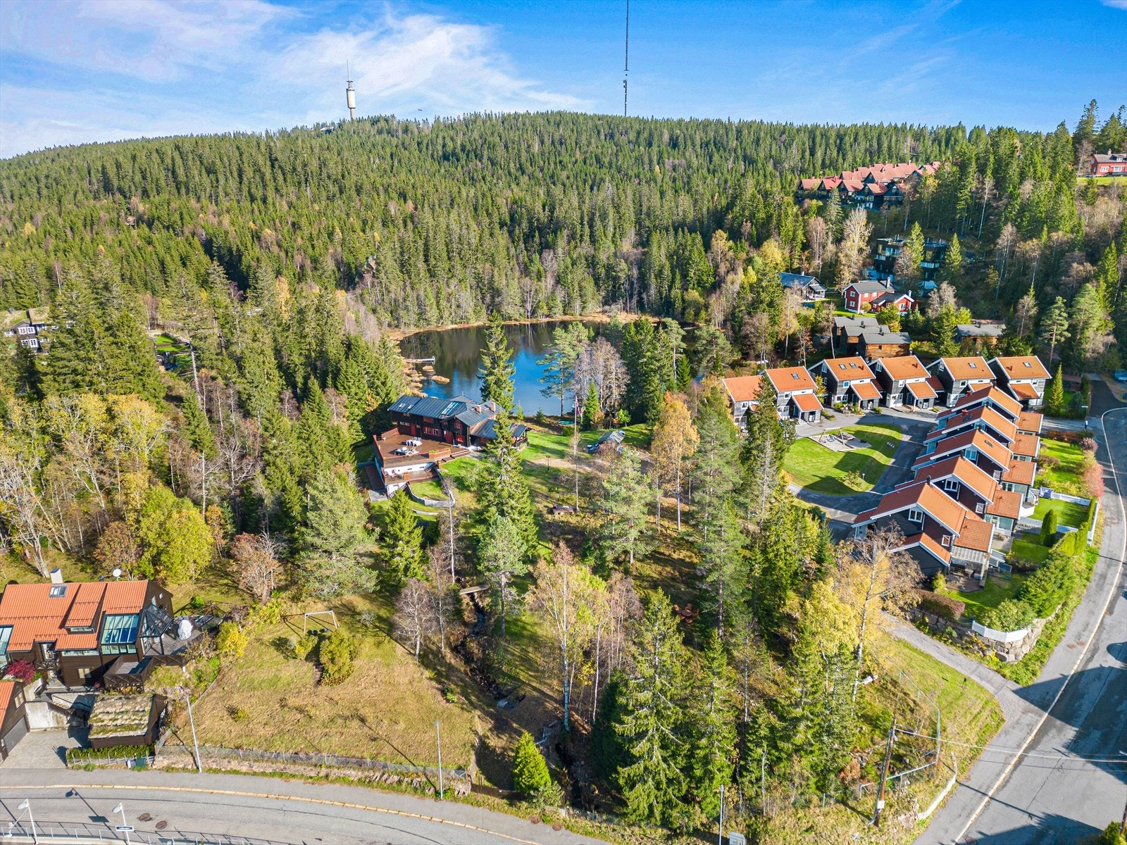 Anne Gerlyng Smith og Camilla Lindstad i Nordvik Bygdøy Allé har gleden av å presentere en nydelig eiendom på ca. 6 mål ved Lillevann og inngangen til Nordmarka. Galleribilde
