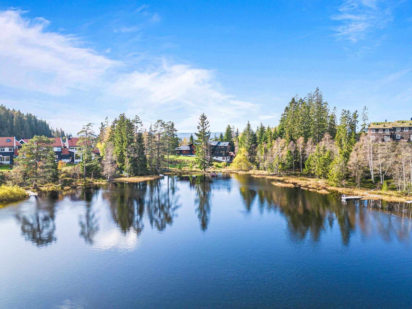 Eiendommen har en fantastisk beliggenhet på Holmenkollens solside ved Lillevann og inngangen til Nordmarka. Galleribilde