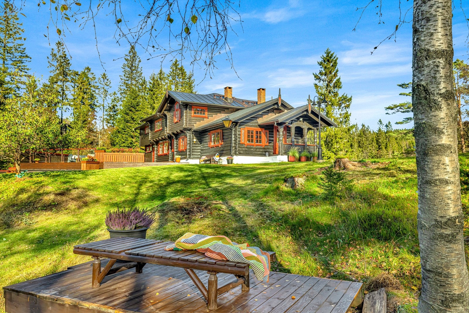 Den store eiendommen er et eldorado for både store og små, om man vil leke gjemsel eller bare finne et rolig sted for seg selv i hagen. Galleribilde