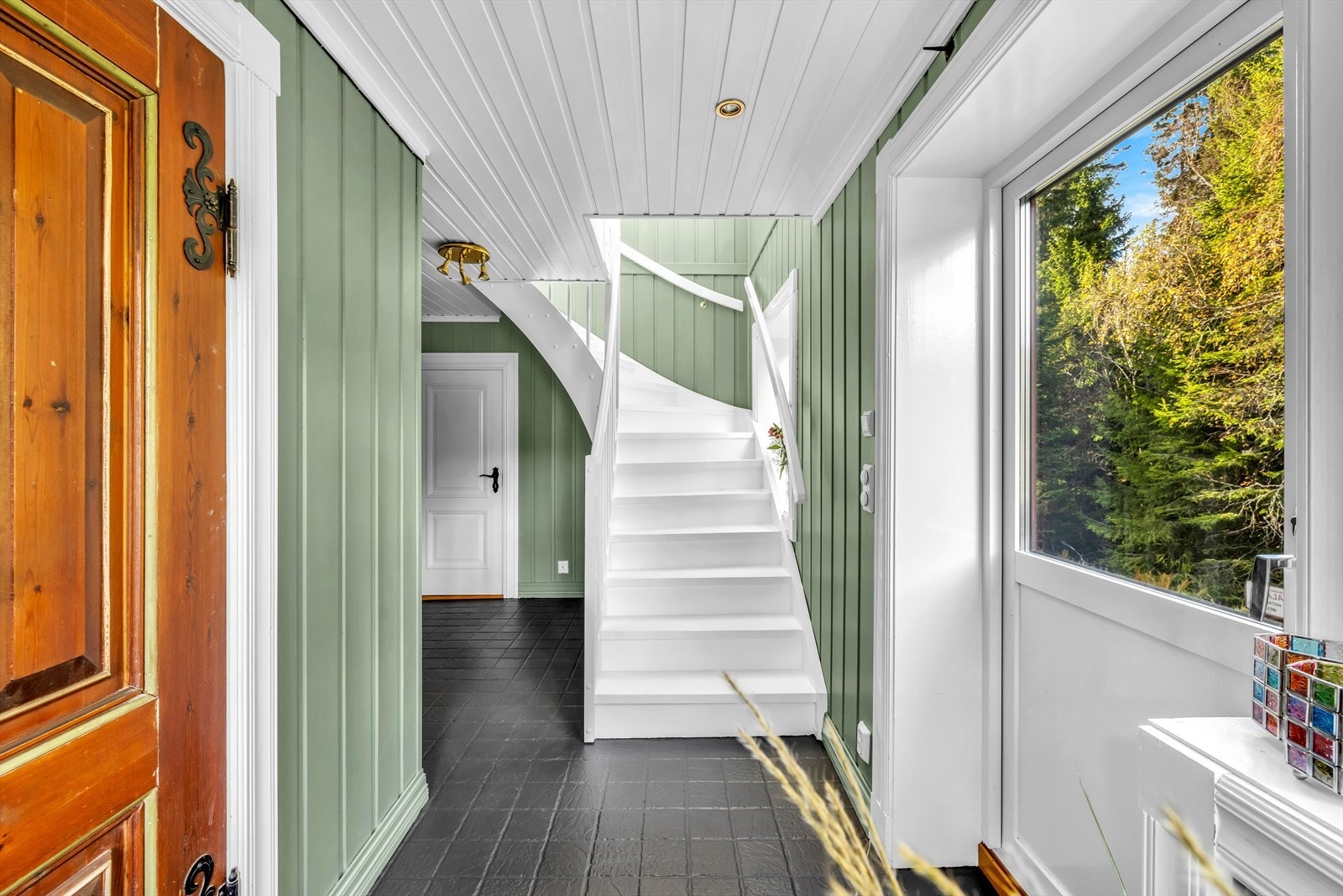 Underetasje. Hall. Utgang fra badstue til Lillevann, platting og hage. Galleribilde