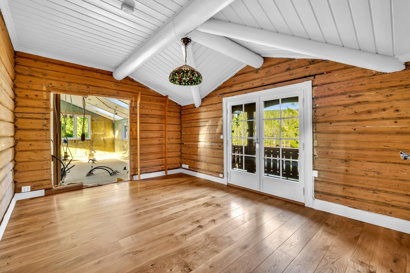 Soverom nr. 4 med balkong sett inn mot rom som er klargjort for montering av nye bad. Galleribilde