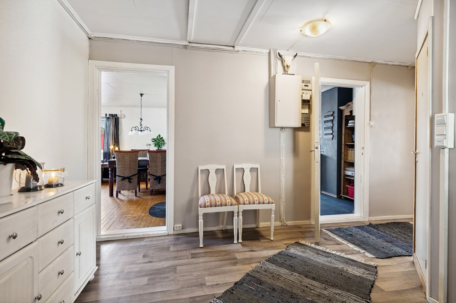 Romslig entré med trapp til 2. etasje og adkomst diverse rom i 1. etasje. Galleribilde