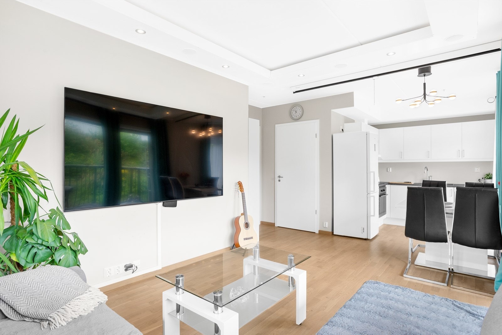 Bygget er fra 2020 og er moderne utformet. Vegger i tidsriktige farger og downlights i tak. Galleribilde