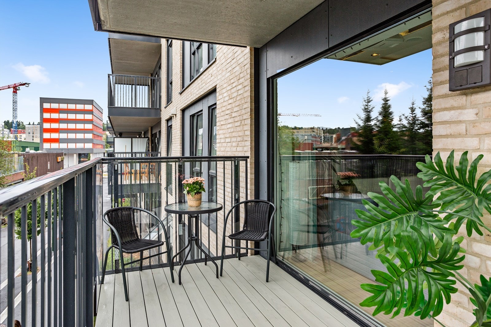 Overbygget balkong med mulighet til å etablere flere sittegrupper eller spisesoner. Galleribilde