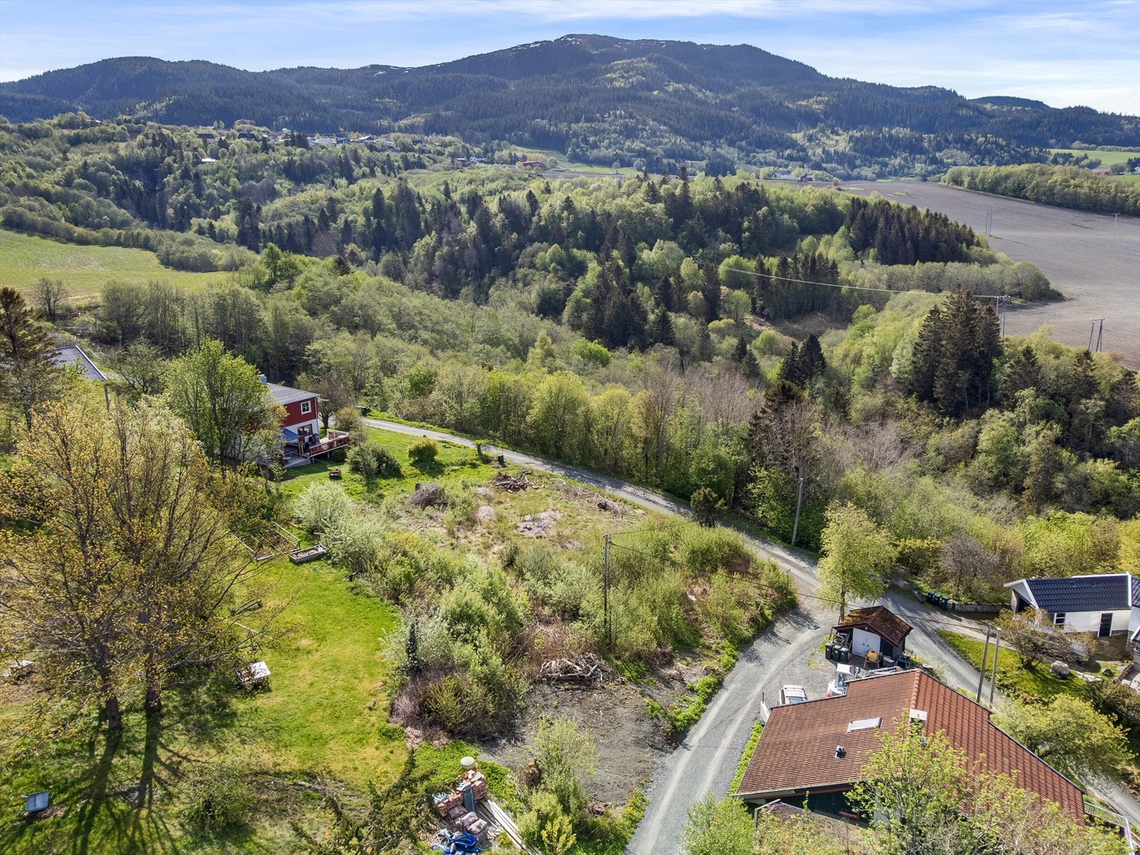 Tomten ligger i umiddelbar nærhet til både skog og mark med gode turmuligheter hele året. Galleribilde