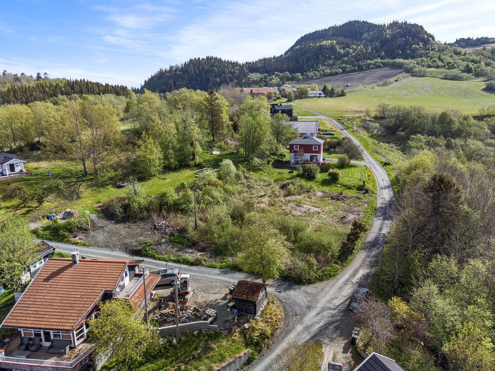 Tomten har en god beliggenhet med hvor du har god plass rundt deg. Tomten grenser mot et T-kryss og gir en åpen følelse. Galleribilde