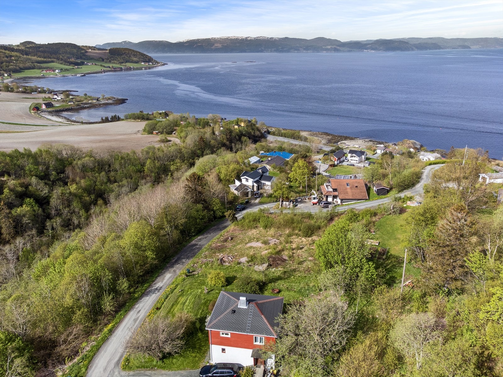 Tomten ligger usjenert og solrikt til i fredelige omgivelser. Kun 20 minutters kjøretid fra Trondheim sentrum. Galleribilde