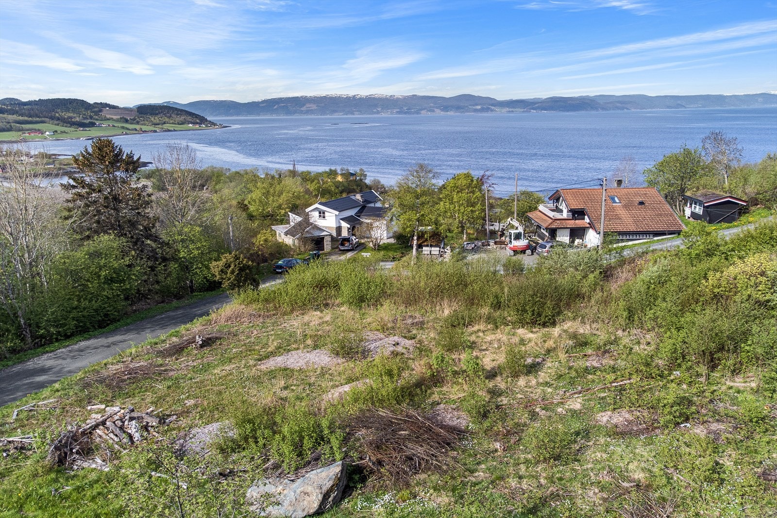 Stor og solrik tomt på 1245 m², med sjøutsikt. Galleribilde