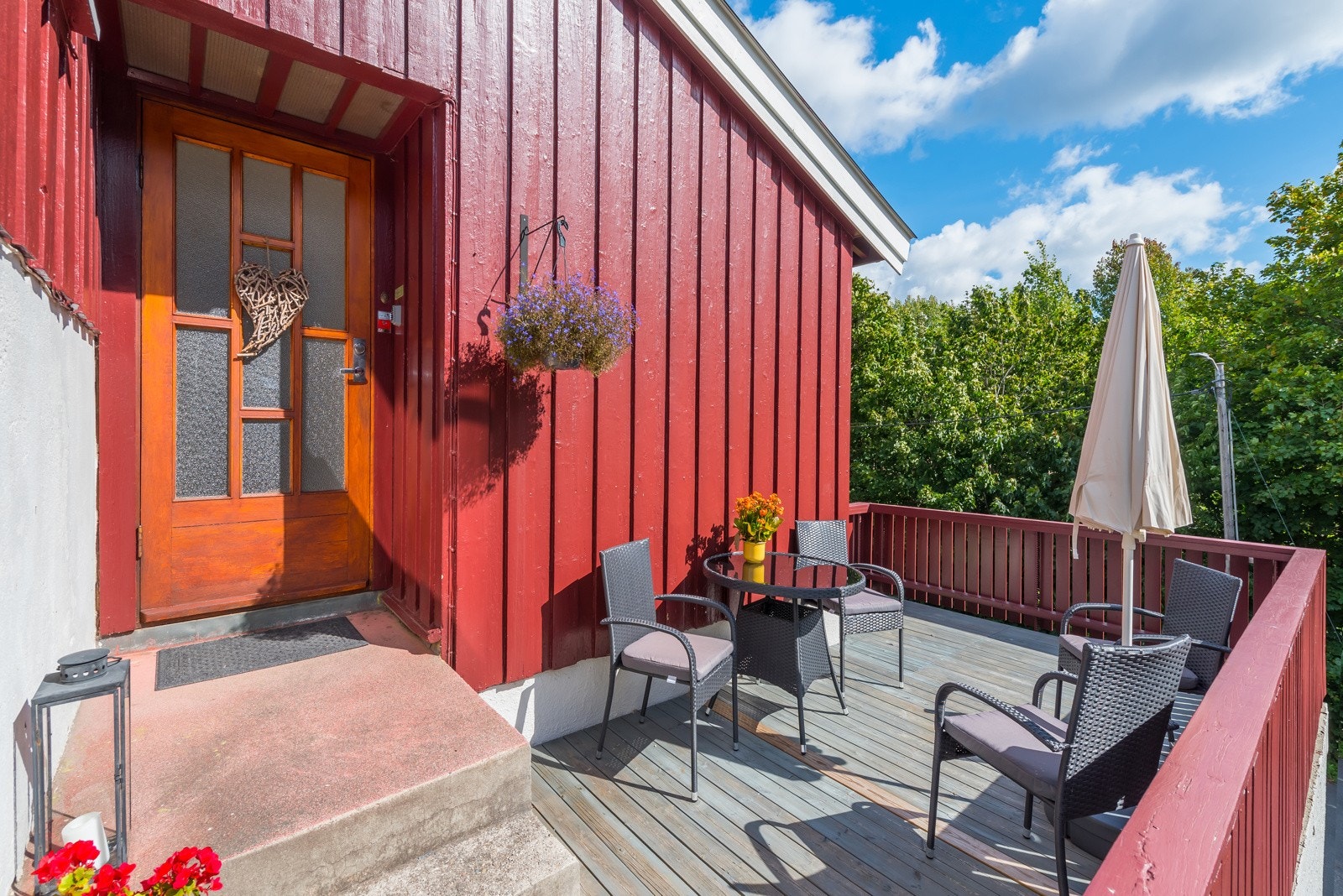 Inngangen til boligen - 1. etg. Galleribilde