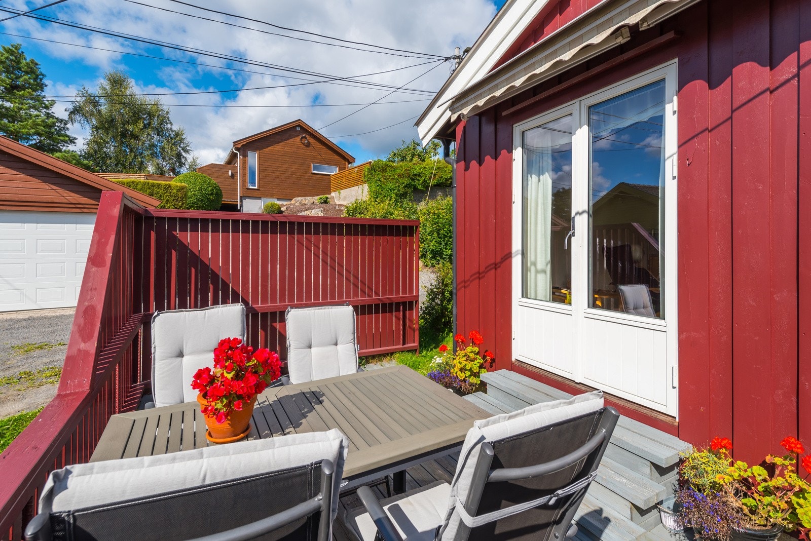 Terrassen ut fra stuen - Har også adkomst til/fra hagen på oversiden av huset Galleribilde