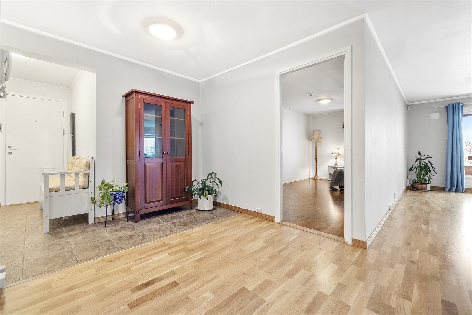 Romslig entre med tilknytning til soverom. Galleribilde