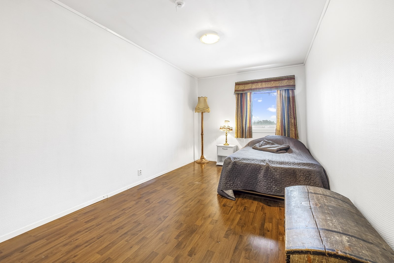 Soverom 1 med god plass til dobbeltseng, nattbord og annet passende møblement. Galleribilde