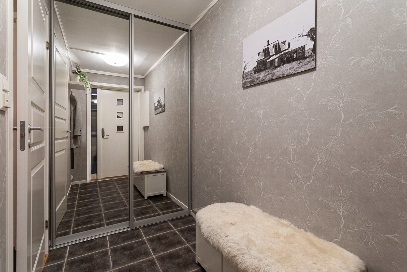 Boligen har en romslig entré med skyvedørsgarderobe. Galleribilde