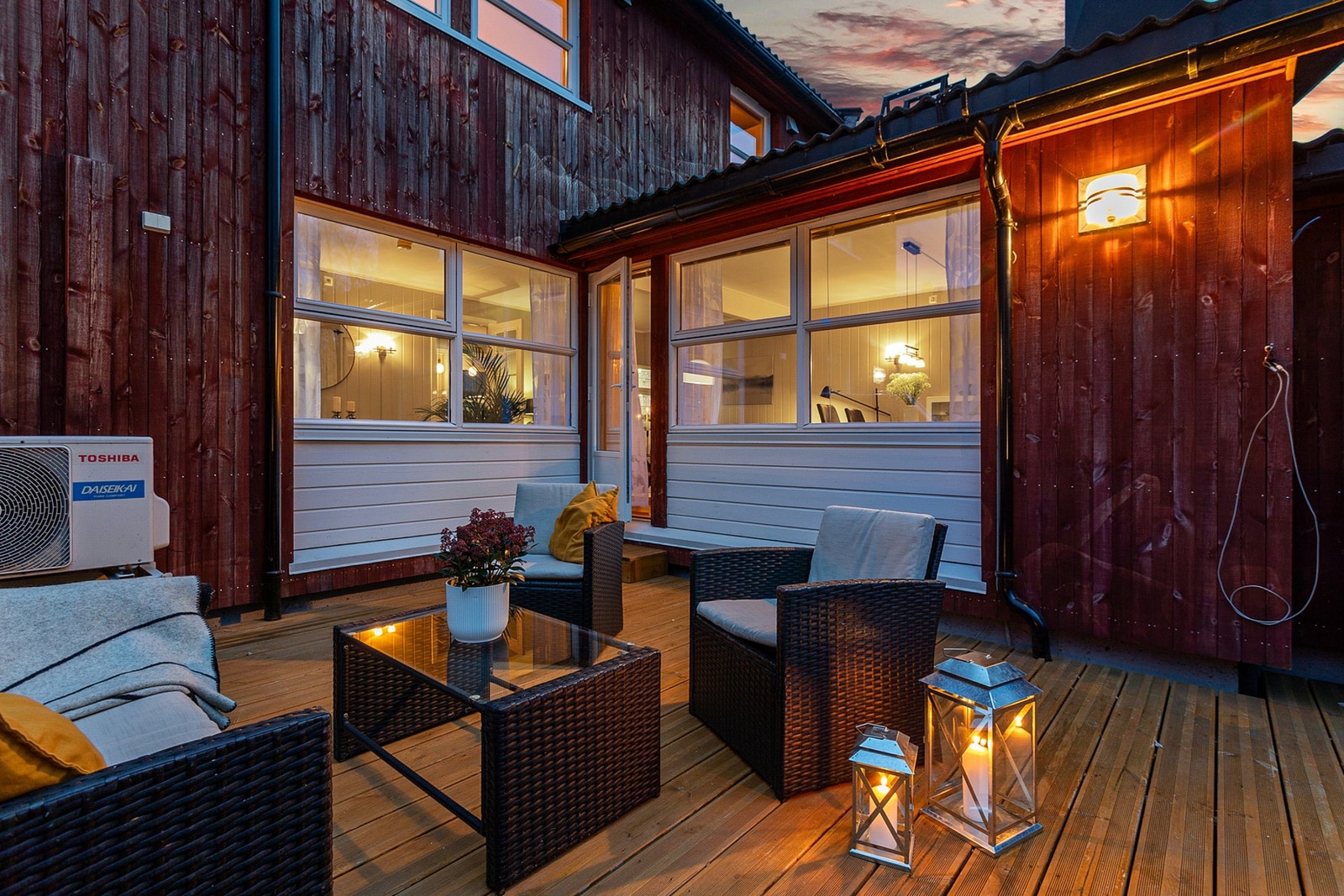 Stor terrasse med utgang fra stue på 25 kvadratmeter. Galleribilde