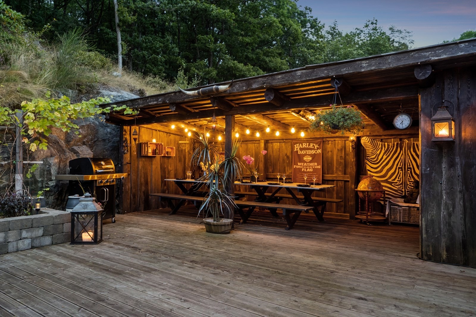 En sjarmerende uteplass med en hagestue som er perfekt for å invitere venner og familie til en hyggelig grillingssammenkomst Galleribilde