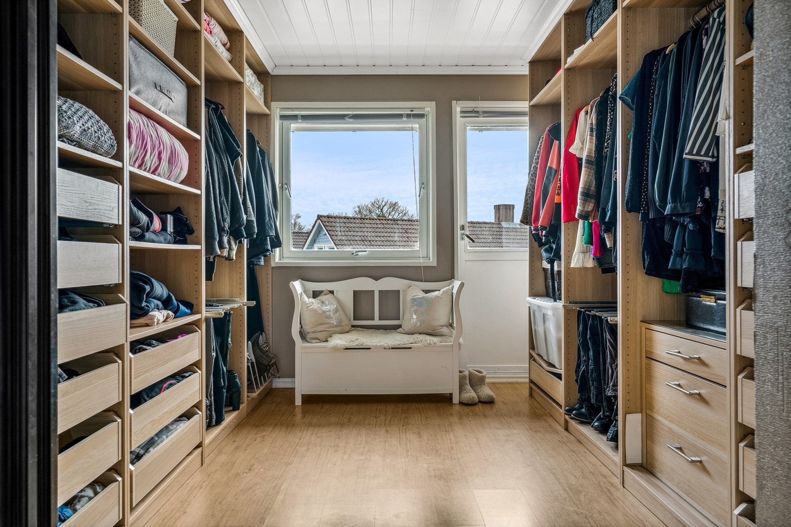 Soverom innredet og brukt som walk-in. Rommet har utgang til egen balkong Galleribilde