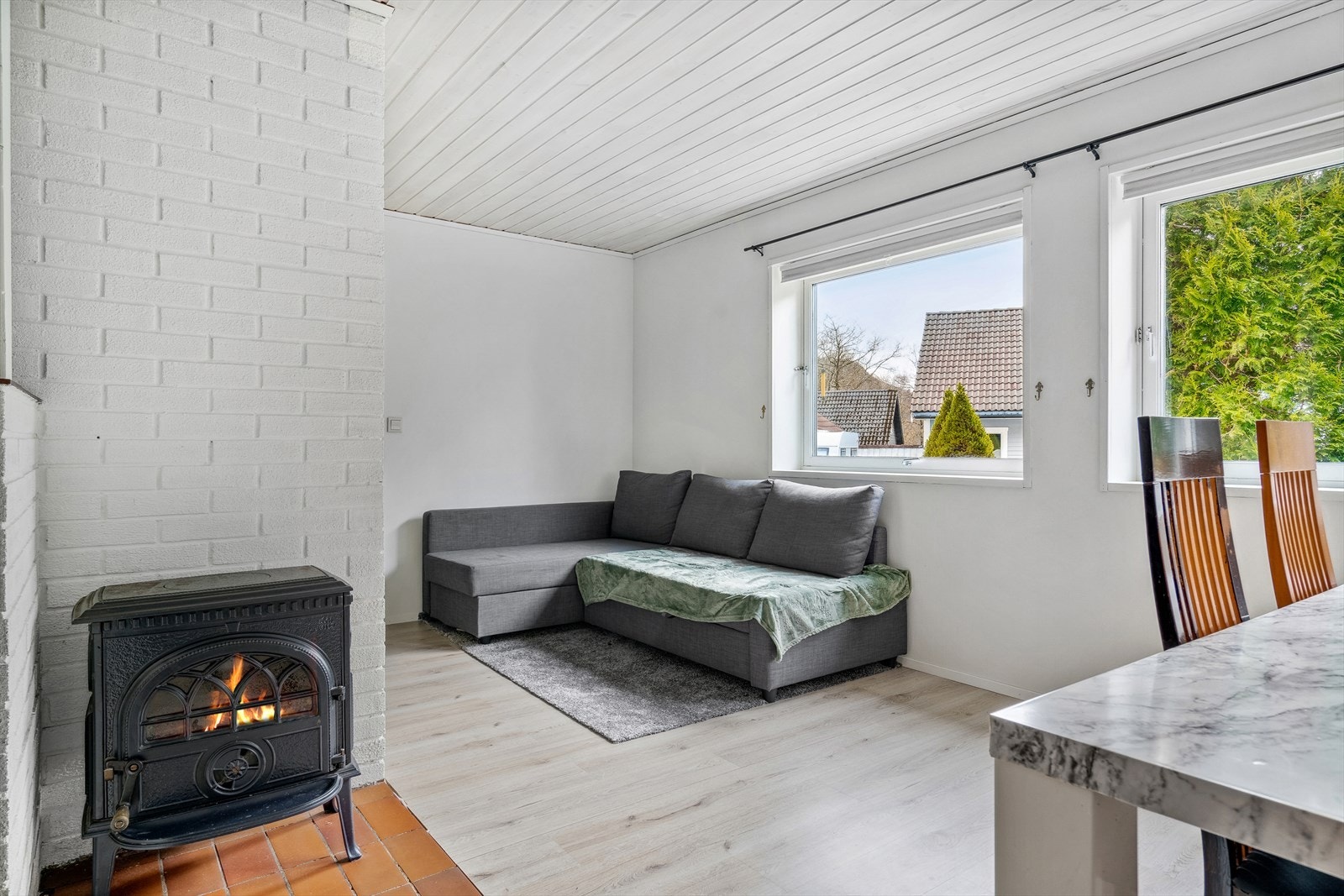 Også i kjelleren har man peis for ekstra varme og hygge Galleribilde