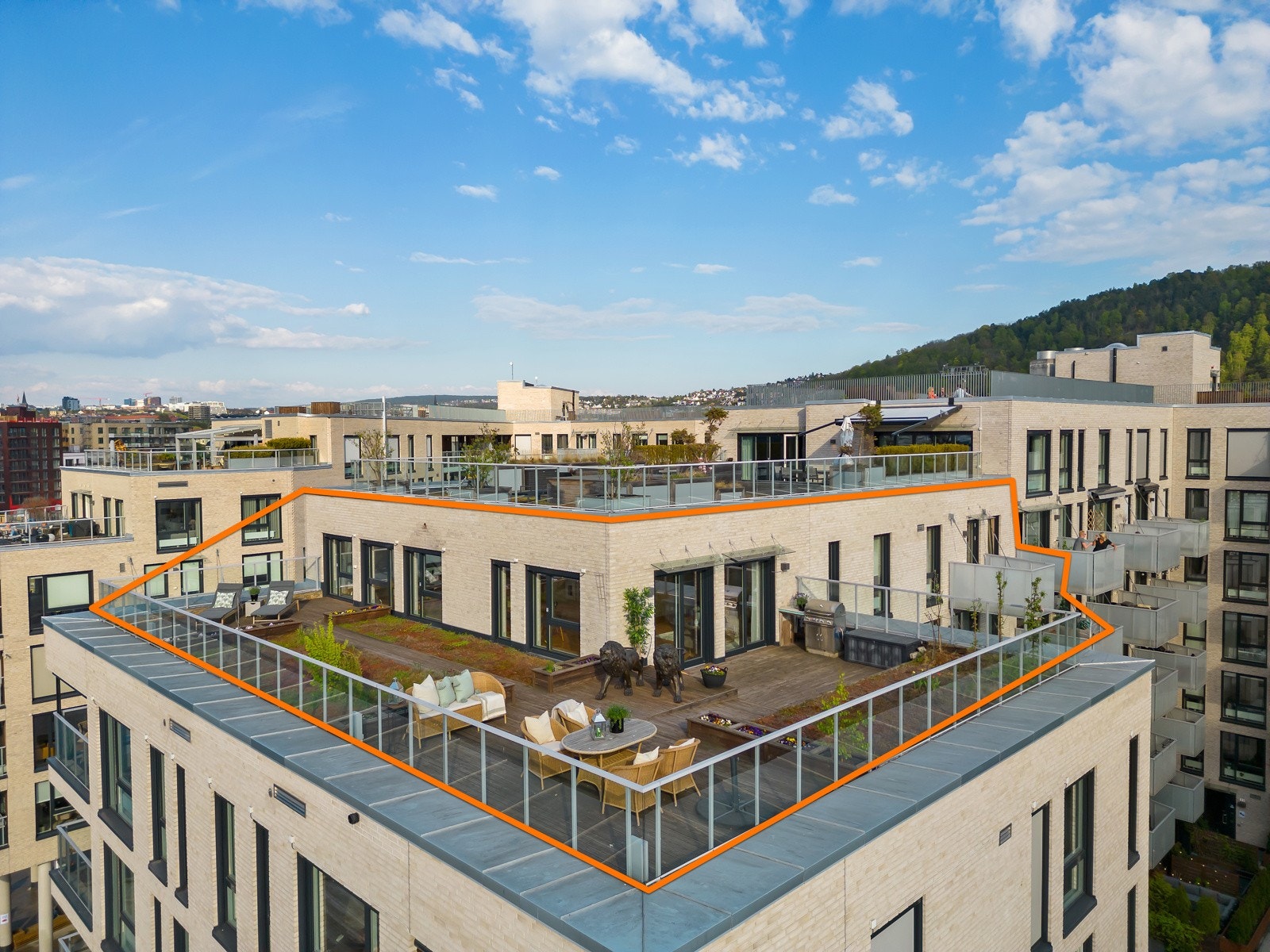 Usjenert frontleilighet med 150 kvm stor eksklusiv terrasse + balkong Galleribilde