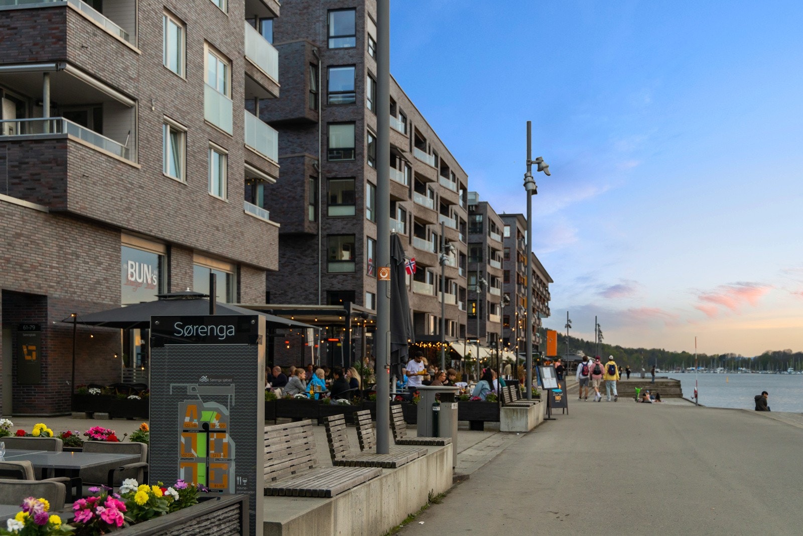 Yrende liv med kafeer og restauranter i umiddelbar nærhet. Allikevel skjermet for støy fra badende Osloborgere Galleribilde