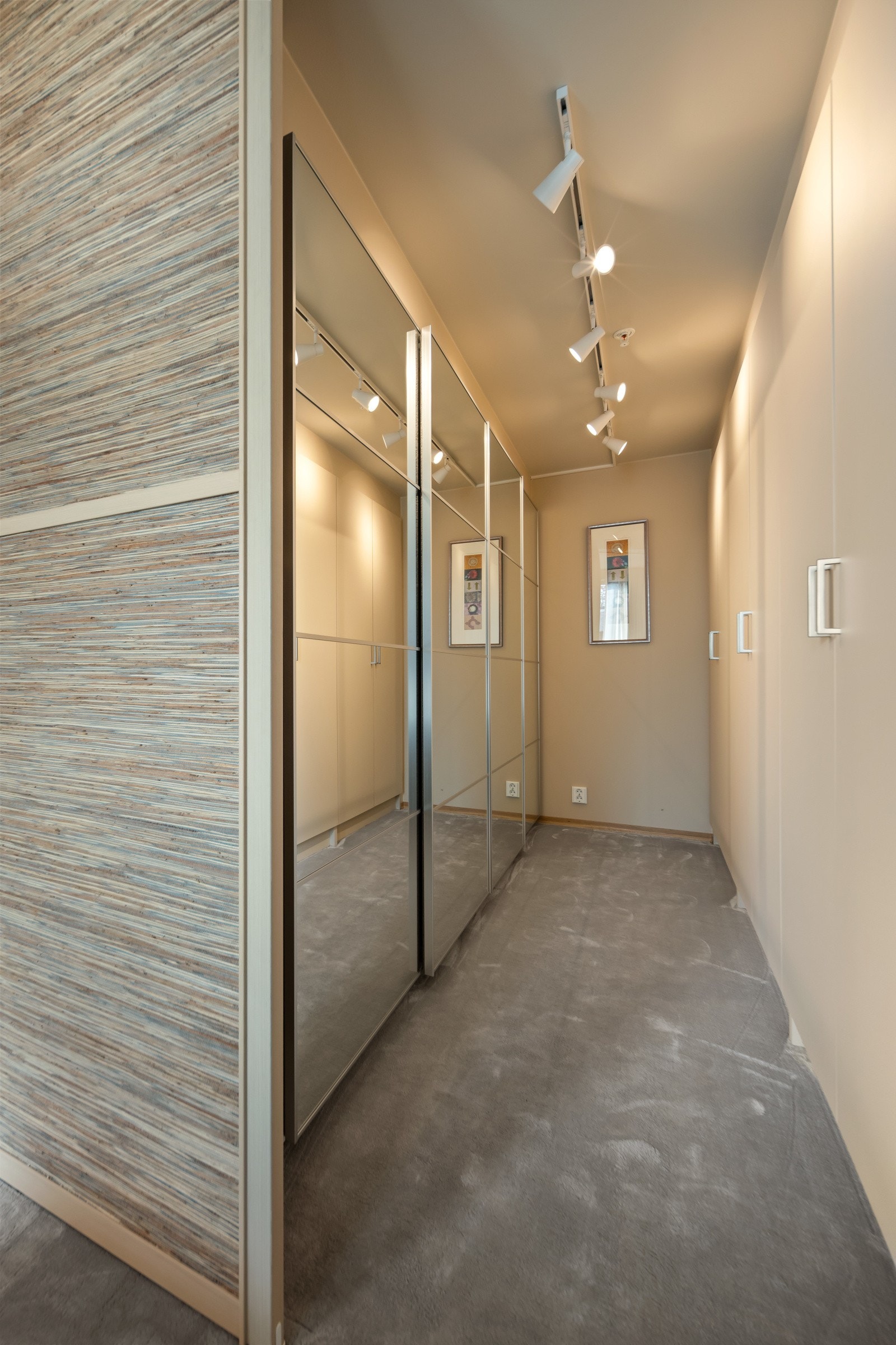 Walk in closet på hovesdoverommet Galleribilde