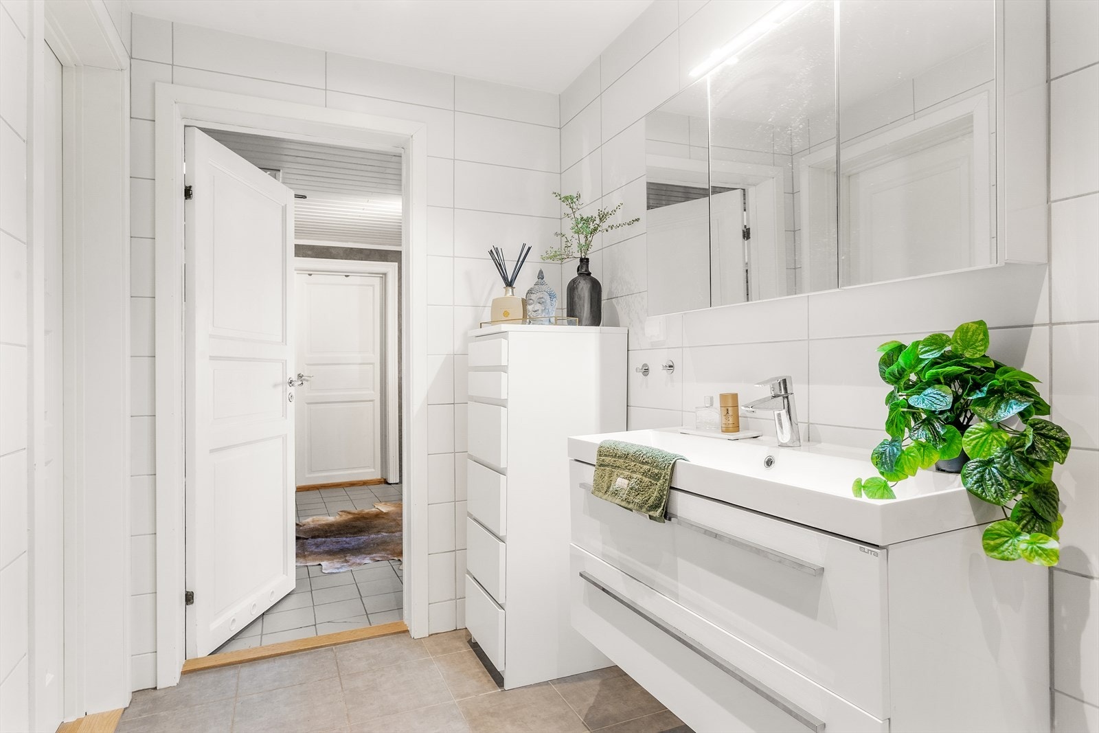 Badet i underetasjen er utstyrt med fliser på vegger og gulv samt gulvvarme. Galleribilde