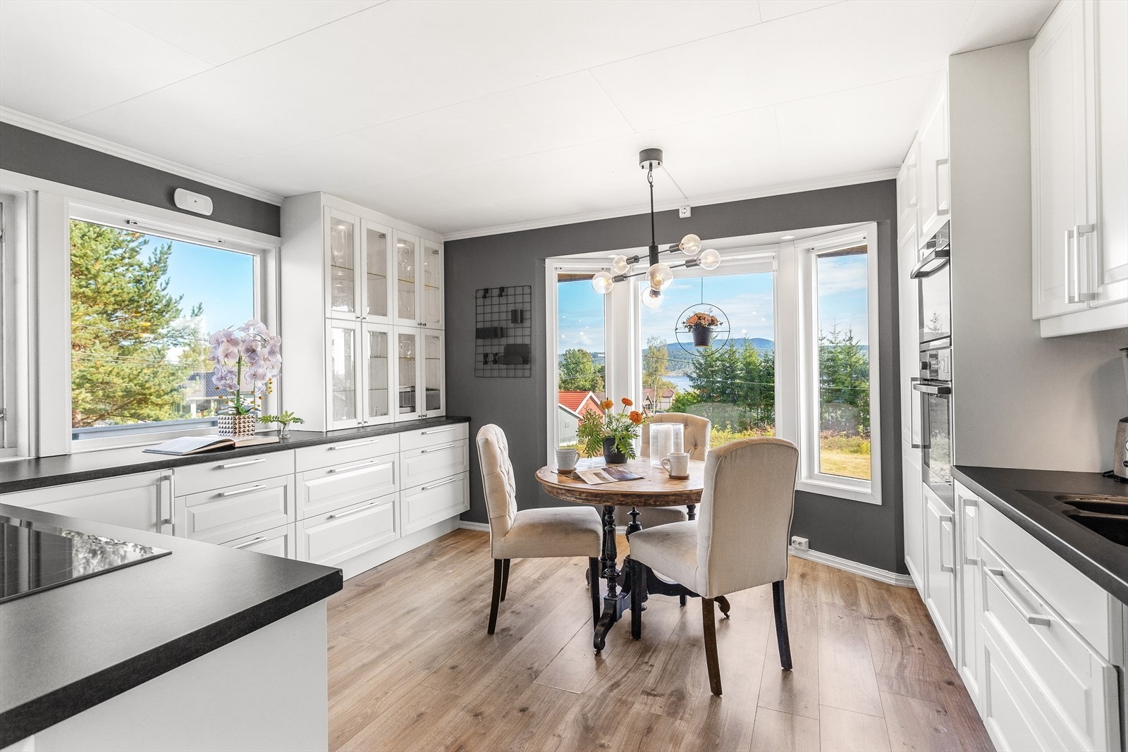 Kjøkkenet har god plass til et lite frokostbord som også byr på vakker utsikt. Galleribilde