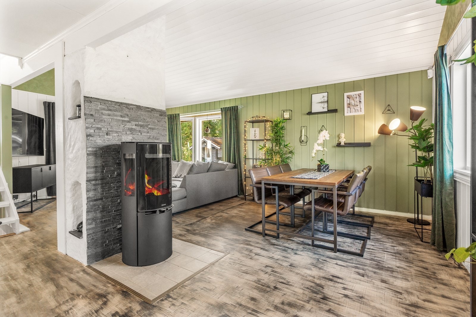 Ved spisestuen er det en flott peis som skaper lun og god stemning på mørke høstkvelder. Galleribilde