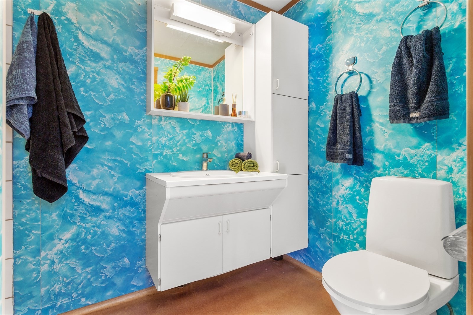 Badet er innredet med dusjnisje, servant og toalett. Galleribilde
