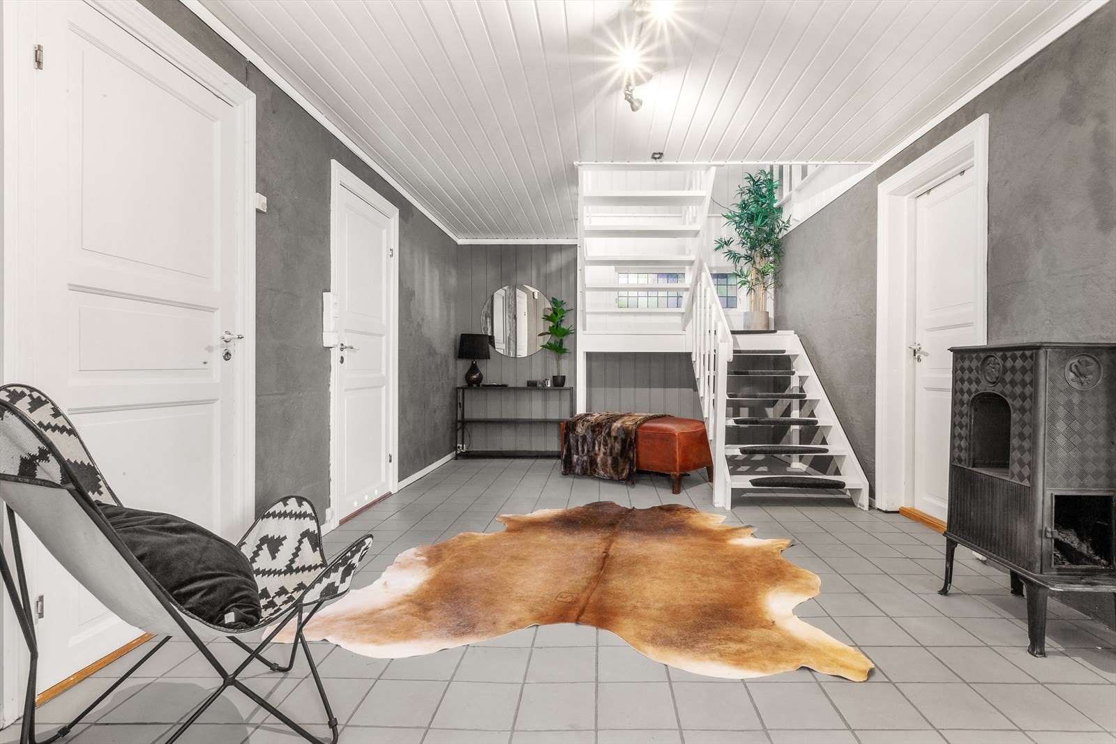 Gangen er romslig med god plass til å henge fra seg yttertøy og sko. Galleribilde