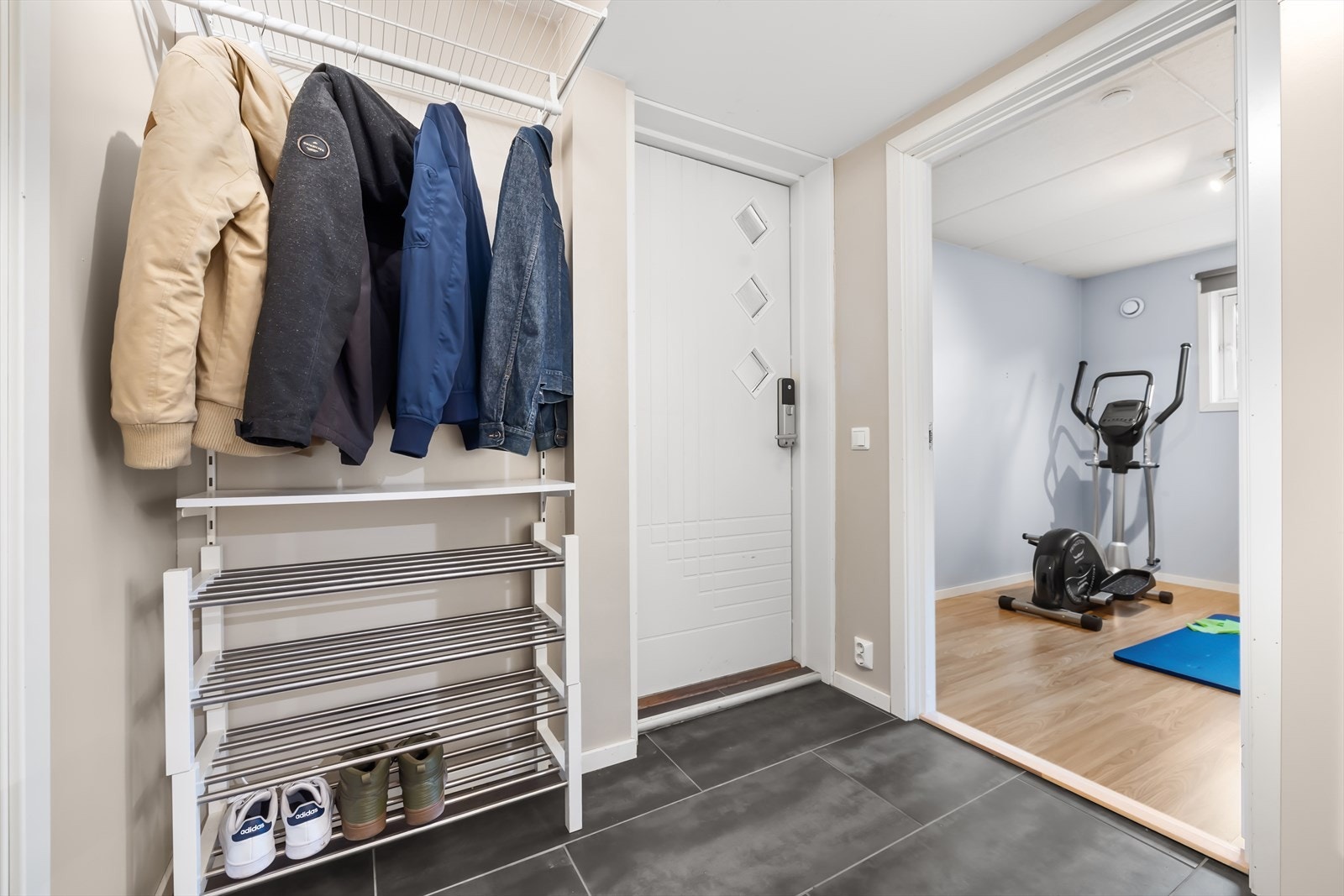 Gang i hybel mot soverom (innredet som trimrom) Galleribilde